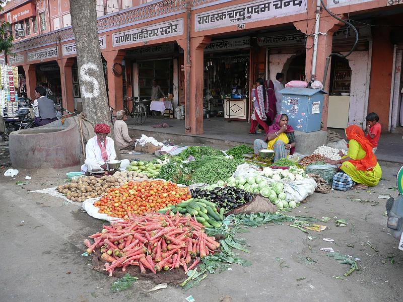 P1060698- Rue de Jaipur.JPG - Vendeur de légumes - rue de Jaipur